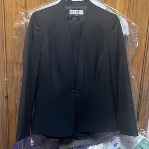 Tahari Arthur Levine 3-piece pant suit Size 4 Black Pinstripe.